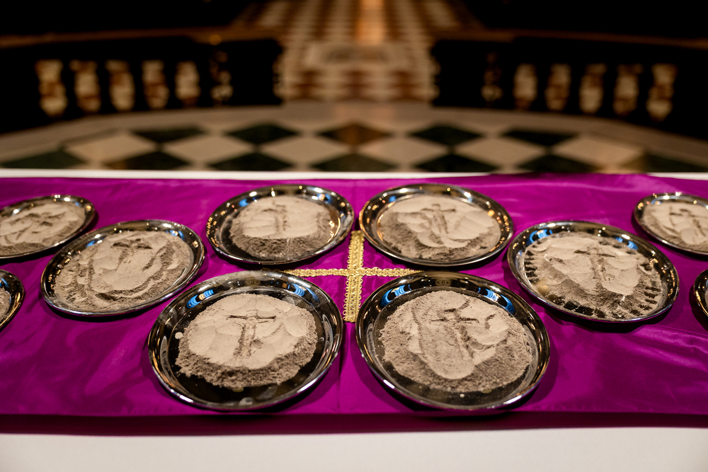 Asche für Aschenkreuze am Aschermittwoch im Stephansdom.