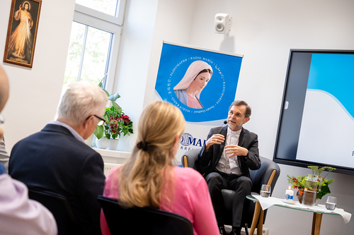 EB Grünwidl bei einer Livesendung Radio Maria